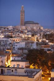 Image du Maroc Professionnelle de  Cette photo prise d'un grand immeuble à l'aube du Mercredi 3 avril 2013  nous découvre en premier plan l'ancienne médina de Casablanca et au fond en bordure de l'océan Atlantique la fameuse Mosquée Hassan II. (Photo / Abdeljalil Bounhar)